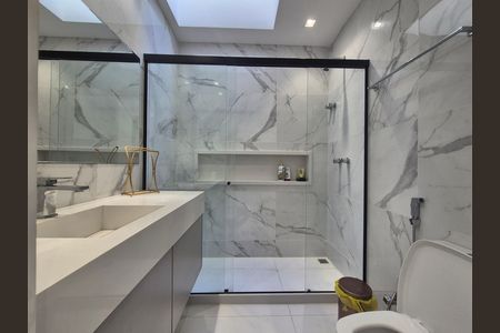 Casa de condomínio para alugar com 368m², 5 quartos e 2 vagas