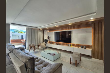 Casa de condomínio para alugar com 368m², 5 quartos e 2 vagas