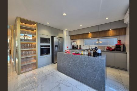 Casa de condomínio para alugar com 368m², 5 quartos e 2 vagas
