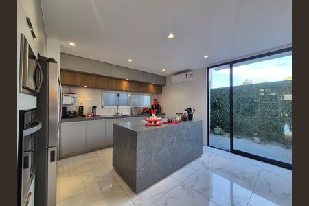 Casa de condomínio para alugar com 368m², 5 quartos e 2 vagas