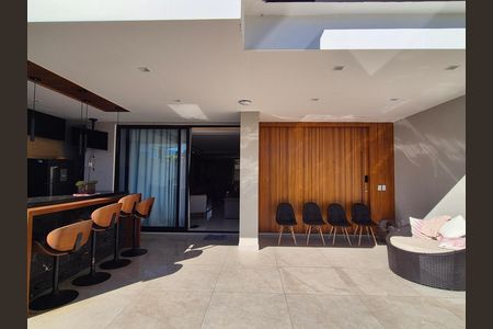 Casa de condomínio para alugar com 368m², 5 quartos e 2 vagas