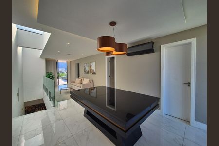 Casa de condomínio para alugar com 368m², 5 quartos e 2 vagas