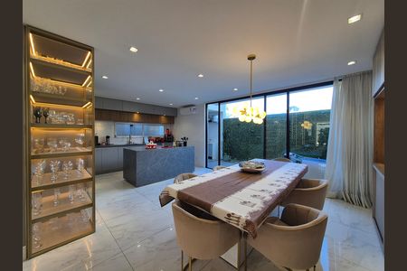 Casa de condomínio para alugar com 368m², 5 quartos e 2 vagas