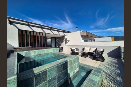 Casa de condomínio para alugar com 368m², 5 quartos e 2 vagas
