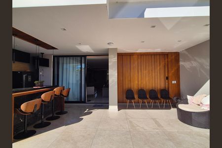 Casa de condomínio para alugar com 368m², 5 quartos e 2 vagas