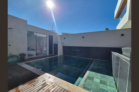 Casa de condomínio para alugar com 368m², 5 quartos e 2 vagas