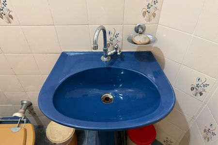 Banheiro de kitnet/studio para alugar com 1 quarto, 32m² em Gonzaga, Santos