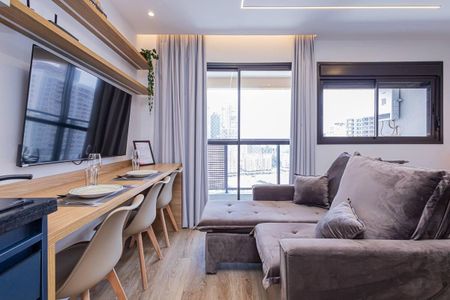 Apartamento à venda com 27m², 1 quarto e 1 vagaSala de estar com sofá e mesa de jantar, com vista para a cidade.