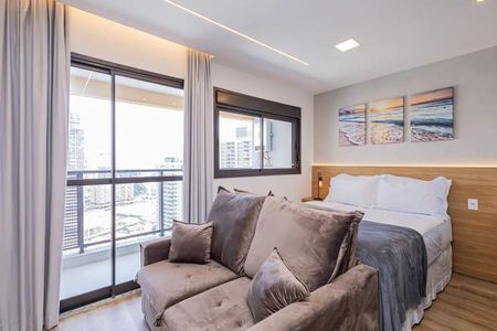 Quarto com cama de casal e sofá, com vista para a cidade. de apartamento à venda com 1 quarto, 27m² em Jardim das Acacias, São Paulo
