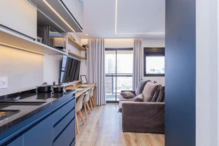 Cozinha moderna com móveis azuis e iluminação adequada. de apartamento à venda com 1 quarto, 27m² em Jardim das Acacias, São Paulo