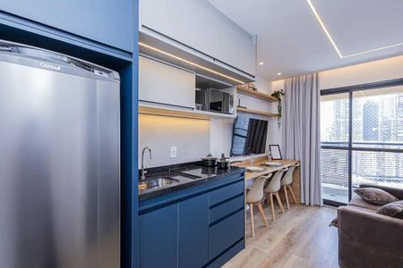 Apartamento à venda com 27m², 1 quarto e 1 vagaCozinha pequena com móveis azuis e brancos, com uma vista para a cidade.