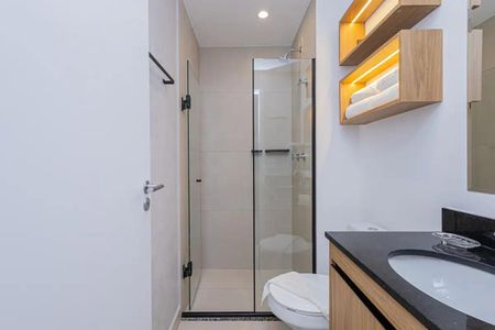 Banheiro com chuveiro e vaso sanitário, com iluminação adequada e acabamento em porcelanato. de apartamento à venda com 1 quarto, 27m² em Jardim das Acacias, São Paulo