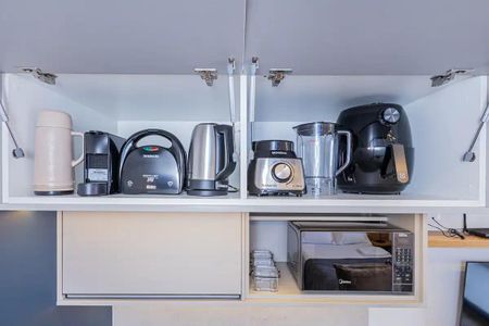 Apartamento à venda com 27m², 1 quarto e 1 vagaCobertura com geladeira, fogão, micro-ondas, liquidificador, torradeira, chaleira elétrica, cafeteira, termo, eletrodomésticos modernos e bem organizados.