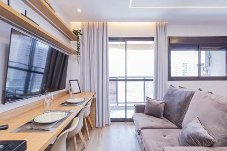Sala de estar com sofá e mesa de jantar, com vista para a cidade. de apartamento à venda com 1 quarto, 27m² em Jardim das Acacias, São Paulo