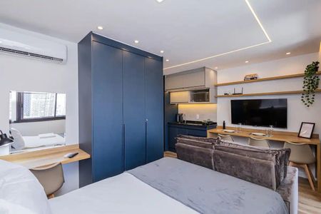 Quarto com cama de casal, TV e sofá, com vista para a cidade. de apartamento à venda com 1 quarto, 27m² em Jardim das Acacias, São Paulo