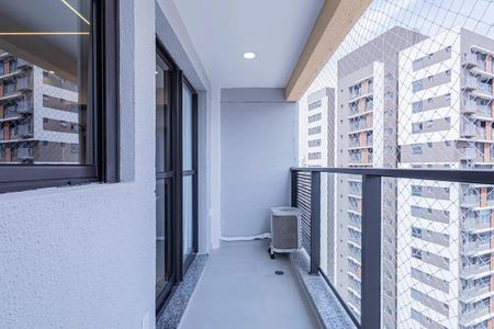 Apartamento à venda com 27m², 1 quarto e 1 vagaBalcony com vista para a cidade, com ar condicionado e iluminação adequada.