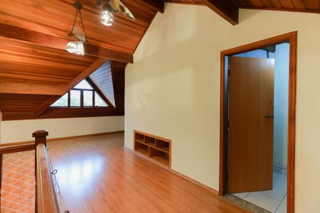 Casa de condomínio para alugar com 200m², 3 quartos e 2 vagasSótão