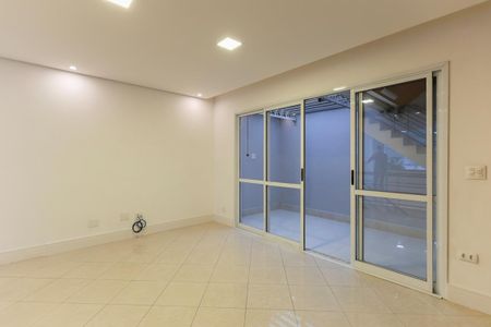 Sala de estar de casa de condomínio para alugar com 3 quartos, 200m² em Santa Teresinha, São Paulo
