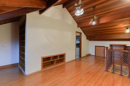 Casa de condomínio para alugar com 200m², 3 quartos e 2 vagasSótão