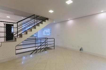 Sala de estar de casa de condomínio para alugar com 3 quartos, 200m² em Santa Teresinha, São Paulo