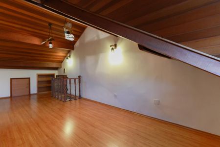 Casa de condomínio para alugar com 200m², 3 quartos e 2 vagasSótão