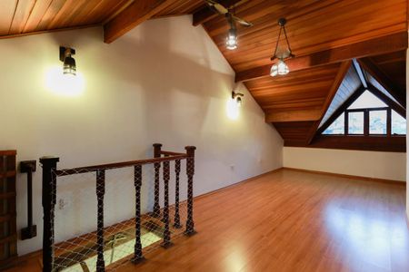 Casa de condomínio para alugar com 200m², 3 quartos e 2 vagasSótão