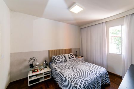 Apartamento à venda com 180m², 3 quartos e 3 vagas Apartamento à venda com 180m², 3 quartos e 3 vagasSuíte