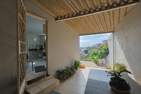 Casa à venda com 205m², 2 quartos e 1 vaga