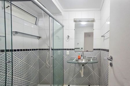 Banheiro da Suíte de apartamento para alugar com 2 quartos, 70m² em Jardim Vitoria, Guarujá