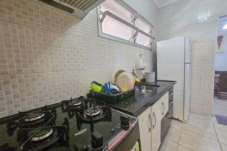 Cozinha de apartamento para alugar com 2 quartos, 70m² em Jardim Vitoria, Guarujá