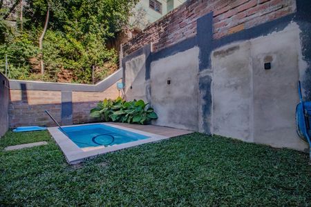 Pátio Fundos de casa à venda com 3 quartos, 210m² em Vila Jardim, Porto Alegre
