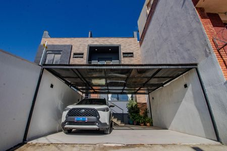 Fachada de casa à venda com 3 quartos, 210m² em Vila Jardim, Porto Alegre