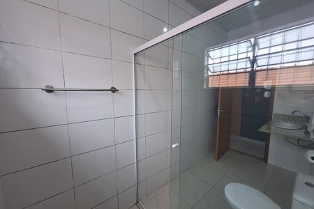 Casa para alugar com 60m², 2 quartos e 4 vagas Casa para alugar com 60m², 2 quartos e 4 vagasBanheiro