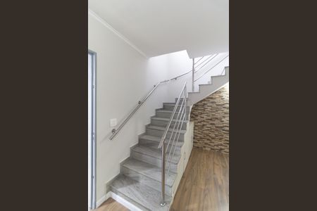 Casa para alugar com 120m², 3 quartos e 2 vagasEscada