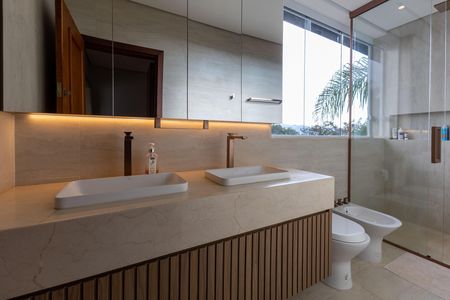 Casa de condomínio à venda com 2117m², 4 quartos e 8 vagas Casa de condomínio à venda com 2117m², 4 quartos e 8 vagasBanheiro da Suíte 2