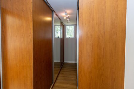 Casa de condomínio à venda com 2117m², 4 quartos e 8 vagas Casa de condomínio à venda com 2117m², 4 quartos e 8 vagasCloset da Suíte 2