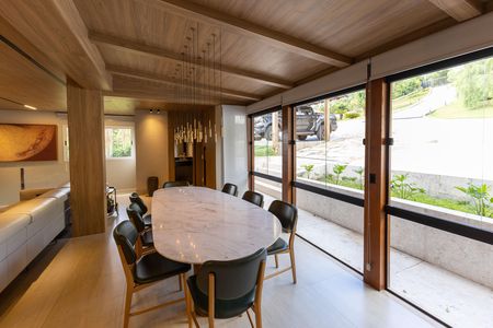 Casa de condomínio à venda com 2117m², 4 quartos e 8 vagas Casa de condomínio à venda com 2117m², 4 quartos e 8 vagasSala de Jantar