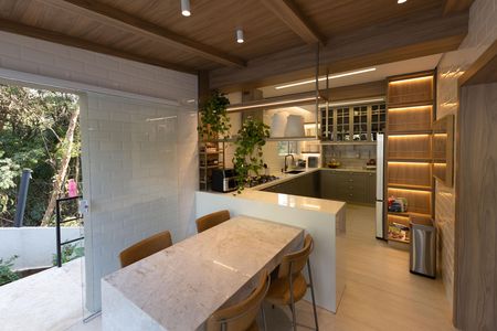 Casa de condomínio à venda com 2117m², 4 quartos e 8 vagas Casa de condomínio à venda com 2117m², 4 quartos e 8 vagasCozinha
