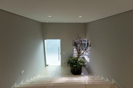 Casa de condomínio à venda com 2117m², 4 quartos e 8 vagas Casa de condomínio à venda com 2117m², 4 quartos e 8 vagasEscada 2