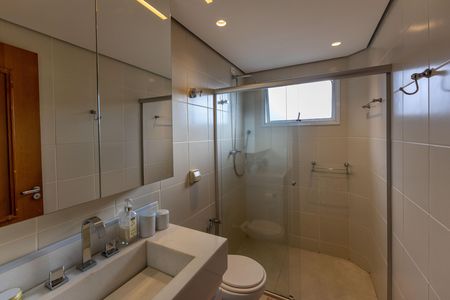Casa de condomínio à venda com 2117m², 4 quartos e 8 vagas Casa de condomínio à venda com 2117m², 4 quartos e 8 vagasBanheiro 1
