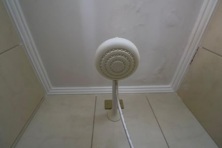 Banheiro Social de apartamento para alugar com 2 quartos, 73m² em Jardim Praiano, Guarujá