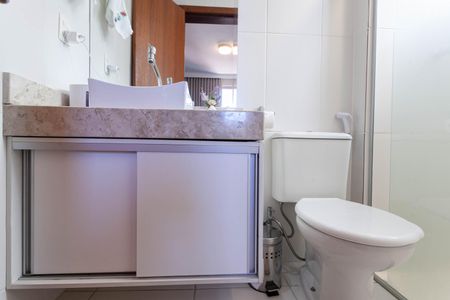 Apartamento à venda com 76m², 3 quartos e 2 vagas Apartamento à venda com 76m², 3 quartos e 2 vagasBanheiro da suíte