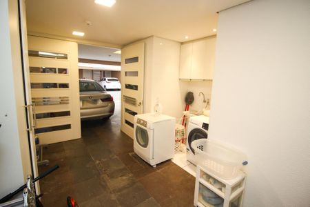 Casa de condomínio à venda com 220m², 4 quartos e 3 vagas Casa de condomínio à venda com 220m², 4 quartos e 3 vagasÁrea de Serviço