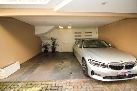Casa de condomínio à venda com 220m², 4 quartos e 3 vagas Casa de condomínio à venda com 220m², 4 quartos e 3 vagasGaragem