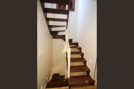 Casa de condomínio à venda com 220m², 4 quartos e 3 vagas Casa de condomínio à venda com 220m², 4 quartos e 3 vagasEscada