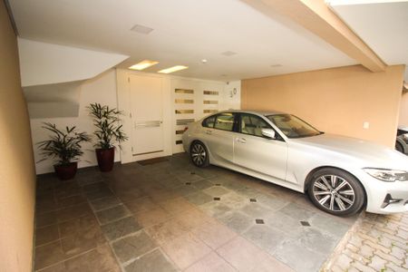 Casa de condomínio à venda com 220m², 4 quartos e 3 vagas Casa de condomínio à venda com 220m², 4 quartos e 3 vagasGaragem