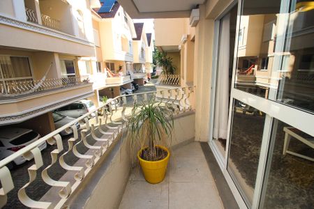 Casa de condomínio à venda com 220m², 4 quartos e 3 vagas Casa de condomínio à venda com 220m², 4 quartos e 3 vagasSacada da Sala