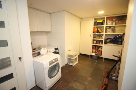 Casa de condomínio à venda com 220m², 4 quartos e 3 vagas Casa de condomínio à venda com 220m², 4 quartos e 3 vagasÁrea de Serviço