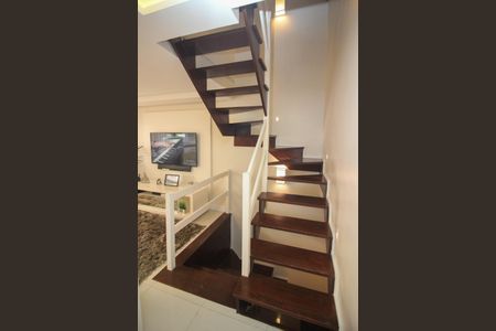 Casa de condomínio à venda com 220m², 4 quartos e 3 vagas Casa de condomínio à venda com 220m², 4 quartos e 3 vagasEscada