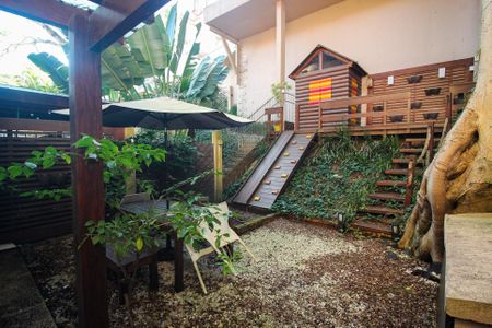 Casa de condomínio à venda com 220m², 4 quartos e 3 vagas Casa de condomínio à venda com 220m², 4 quartos e 3 vagasQuintal